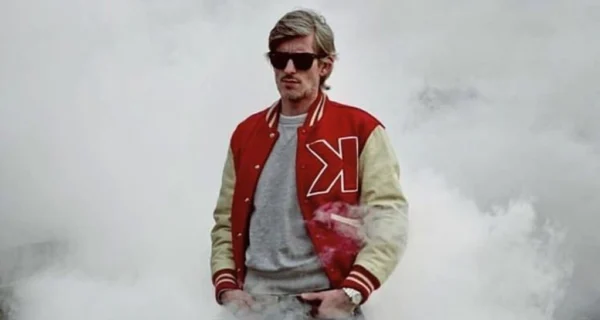DJ Kavinsky en una presentación en vivo