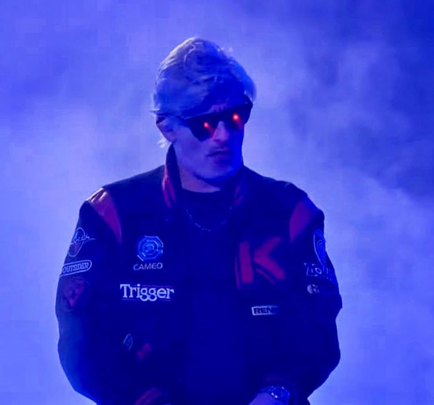 DJ francés Kavinsky en un espectáculo con humo y gafas de sol