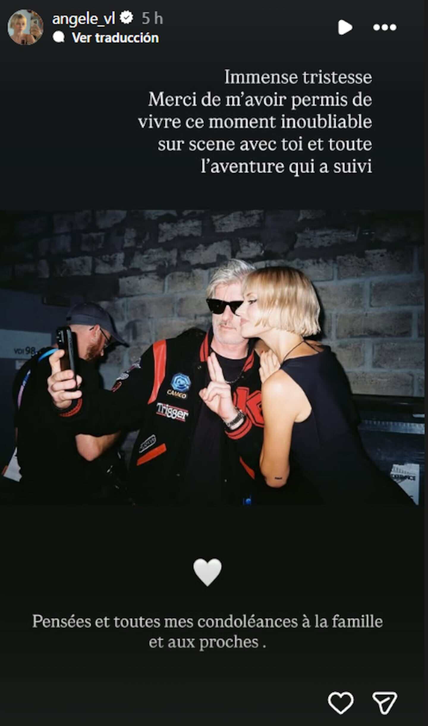 Kavinsky posando con una fan en un evento musical