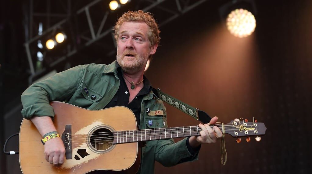 Glen Hansard en una presentación en vivo