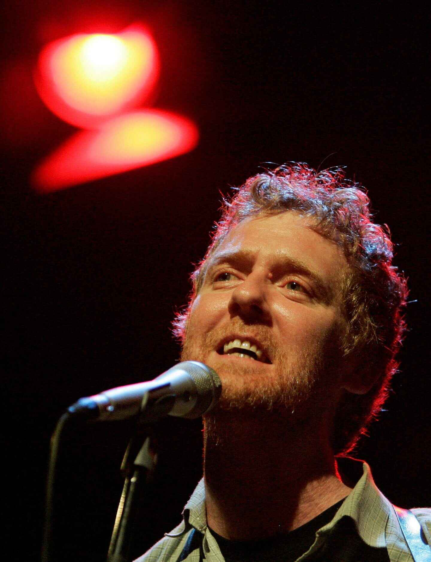 Glen Hansard cantando con micrófono en mano durante una actuación en vivo