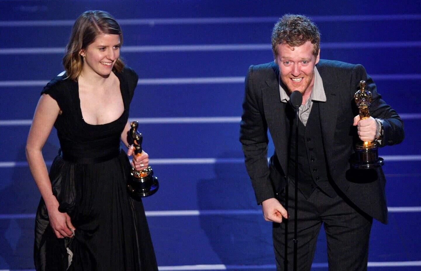 Glen Hansard y Markéta Irglová recibiendo el Oscar por la película Once