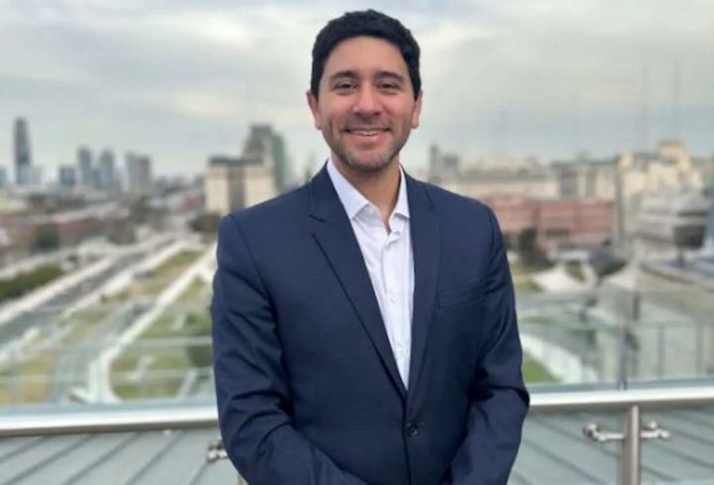 Federico Brunetti, nuevo director del Instituto Nacional del Teatro, sonríe frente a un paisaje urbano