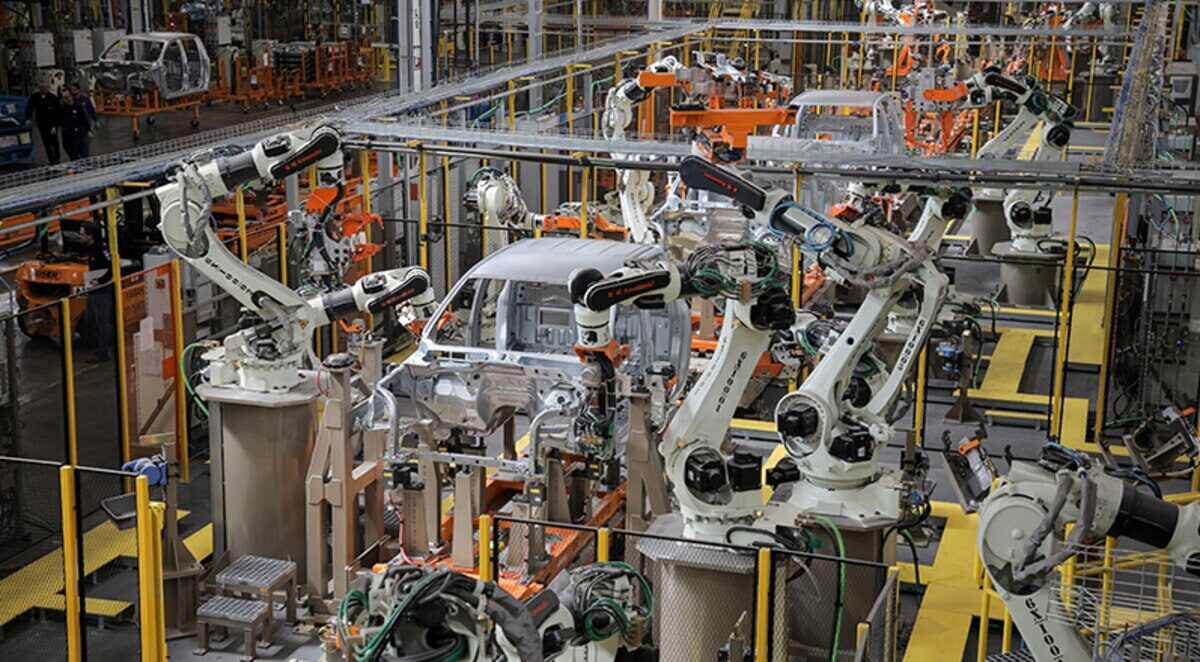 Planta de producción de Ford en General Pacheco con robots ensamblando vehículos