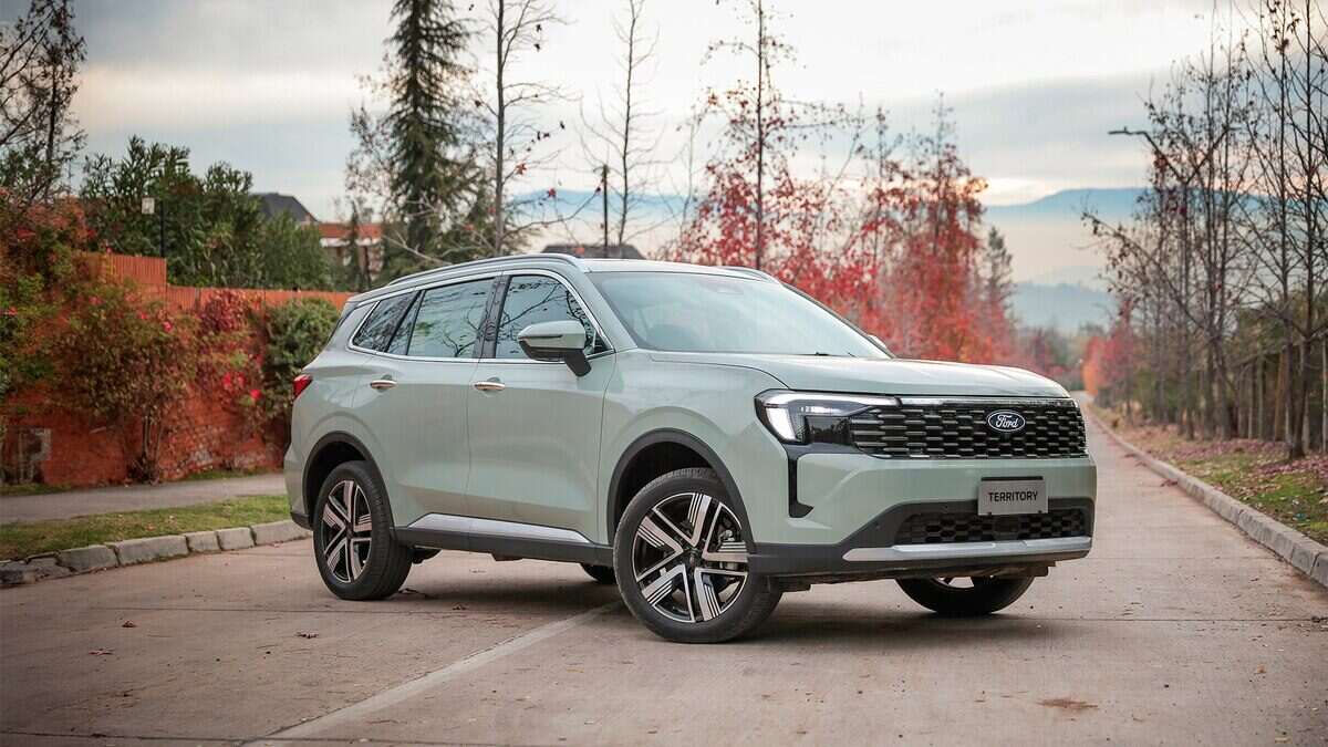 SUV Ford en un camino rodeado de árboles y vegetación
