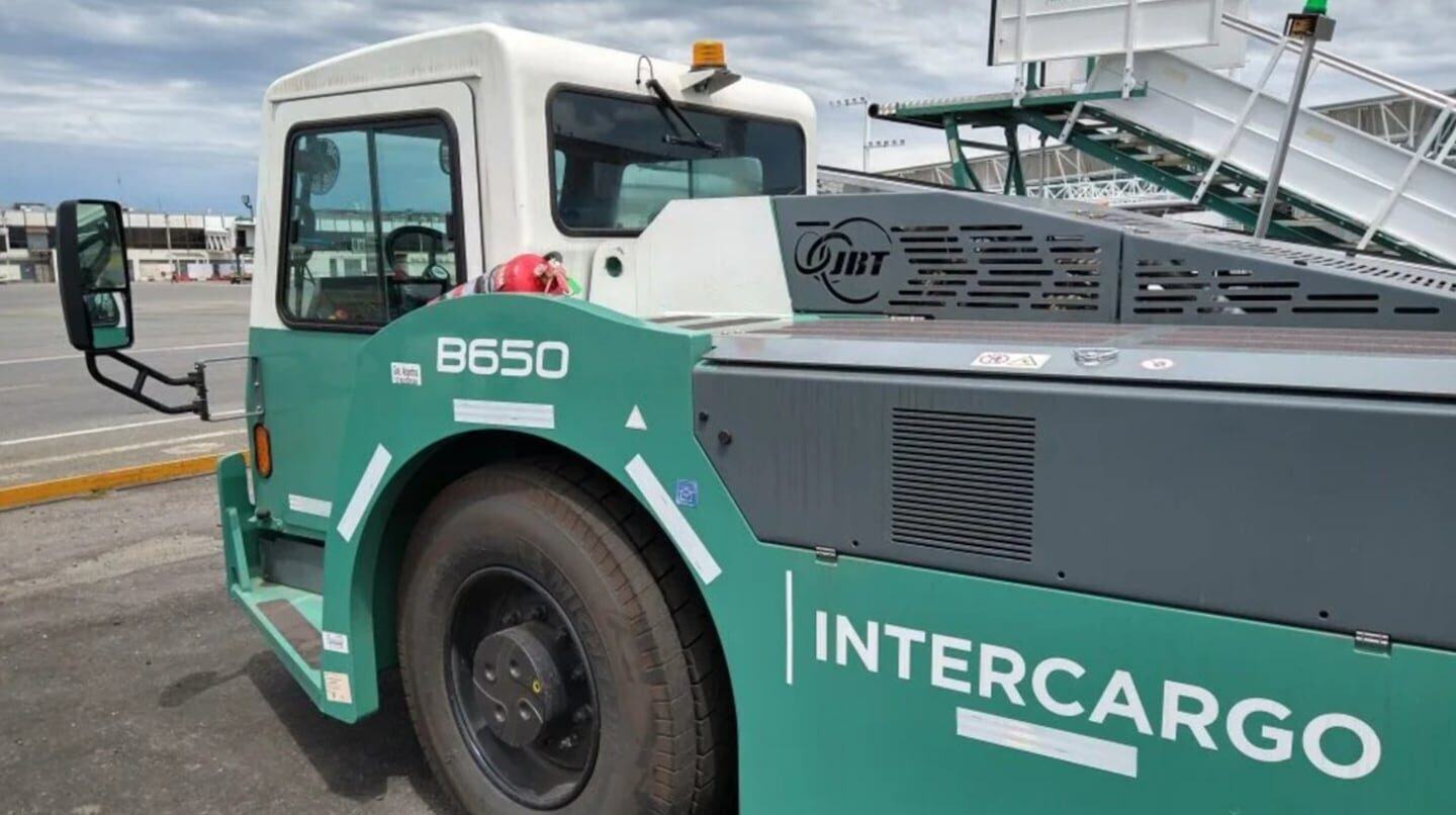 Camión de Intercargo en un aeropuerto argentino
