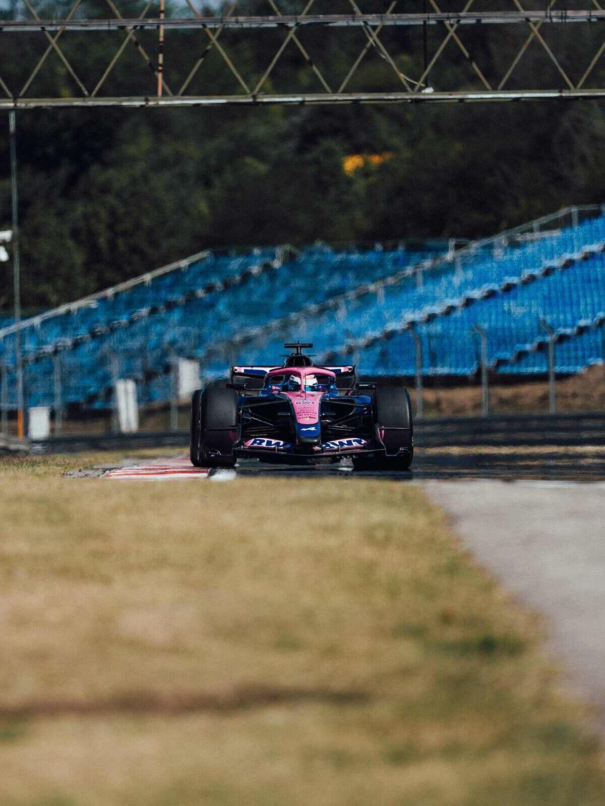 Franco Colapinto conduciendo su auto de Fórmula 2 en el circuito de Hungría durante los test de neumáticos de Pirelli