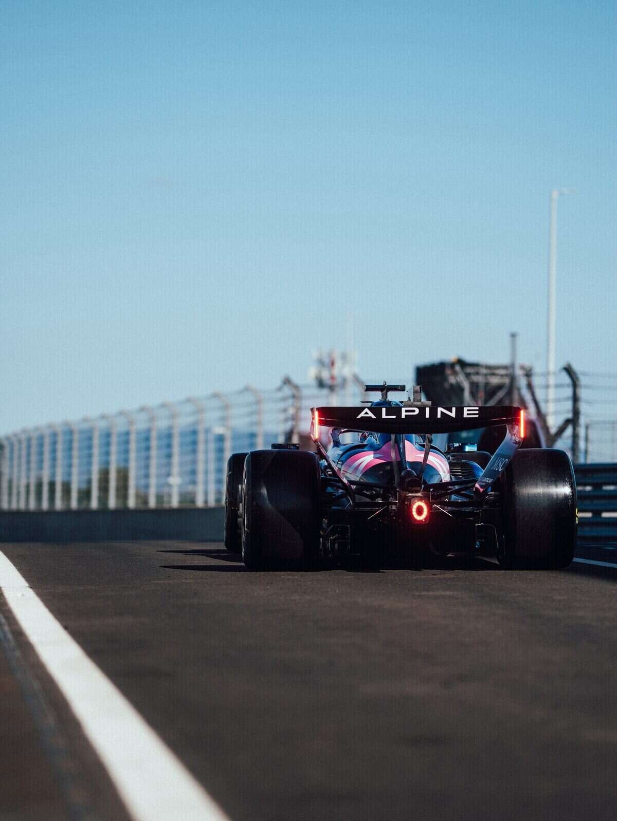 Coche de Fórmula 1 del equipo Alpine en la pista de pruebas en Hungría