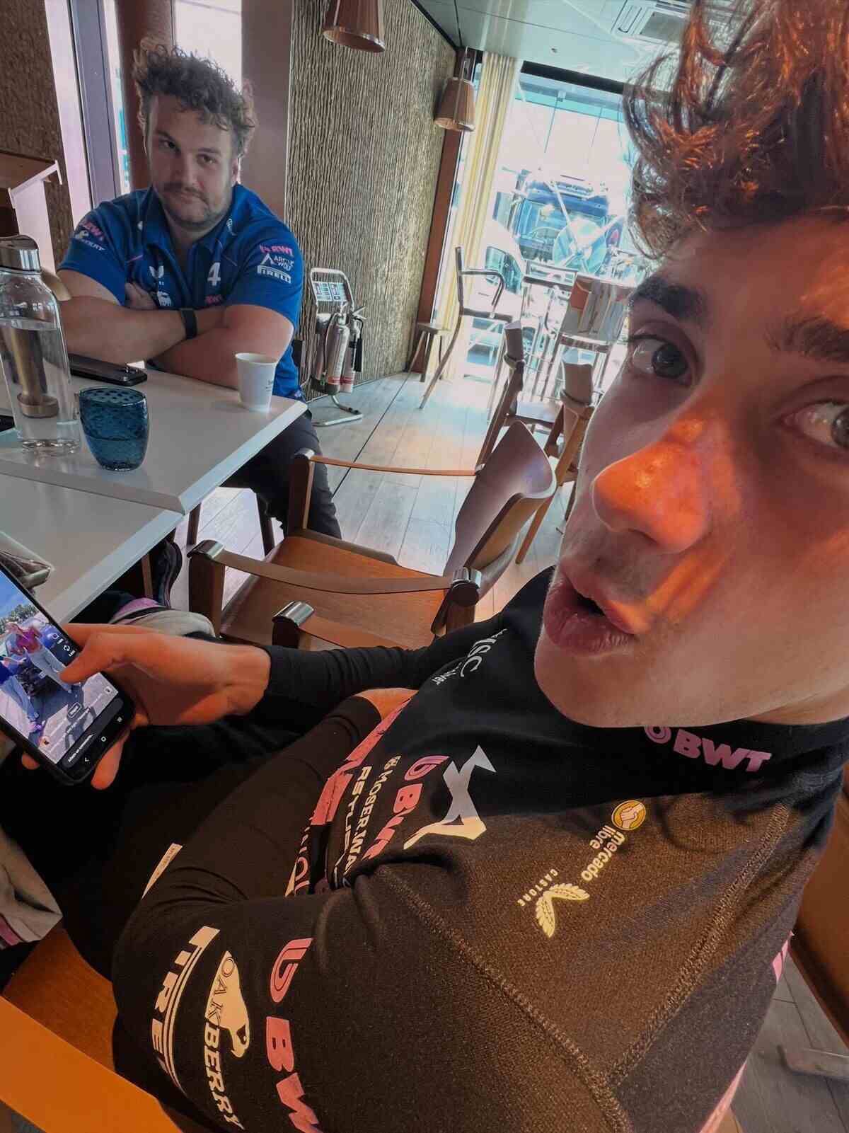 Franco Colapinto revisando su teléfono durante los test de neumáticos en Hungría