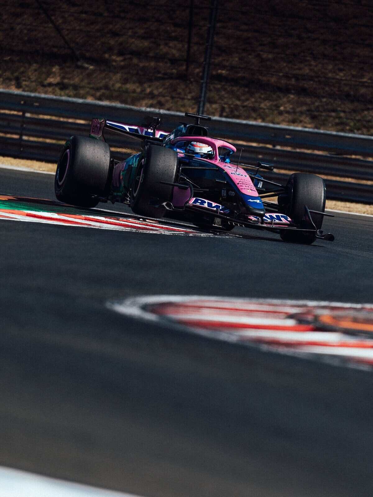 Franco Colapinto conduciendo un auto de Fórmula 1 en el circuito de Hungría durante pruebas de neumáticos