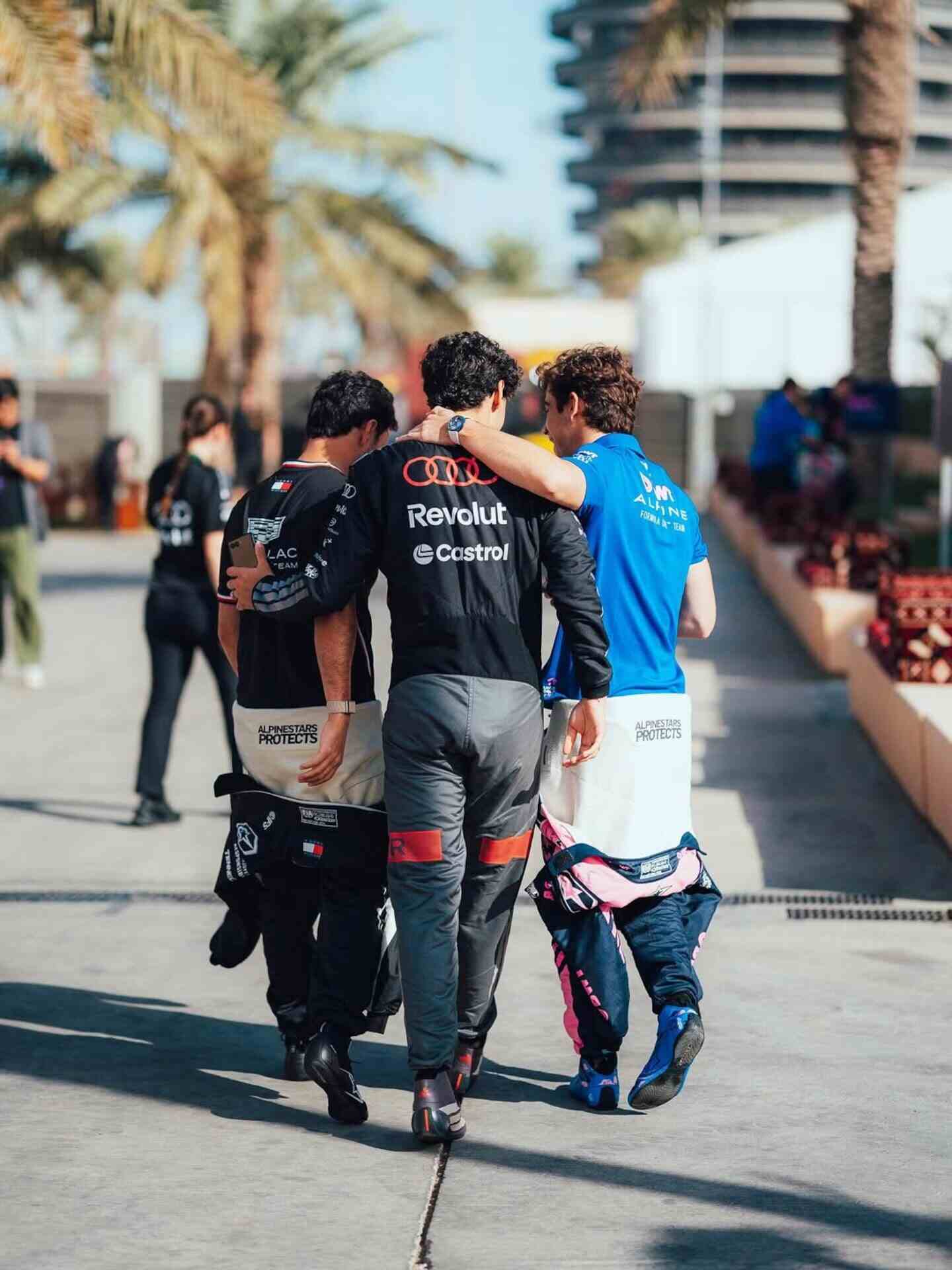 Franco Colapinto camina abrazado a sus amigos en el paddock de Fórmula 1