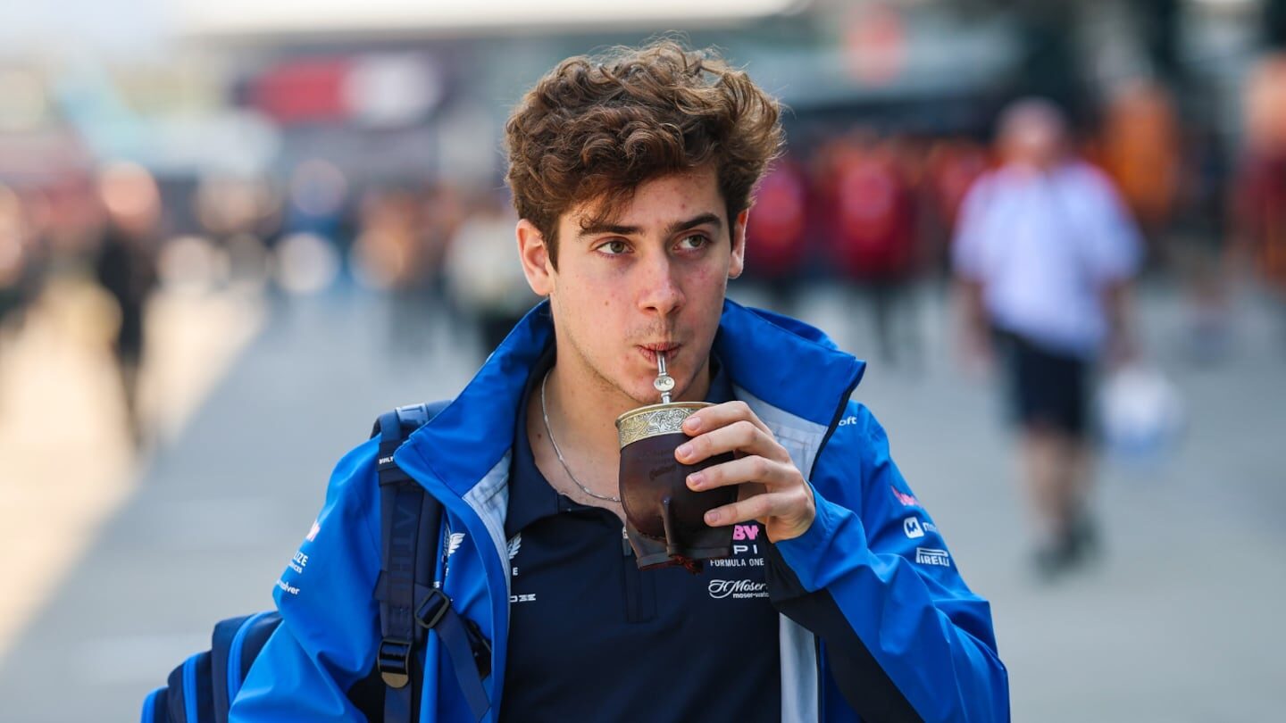 Franco Colapinto bebiendo mate en el paddock de Fórmula 1