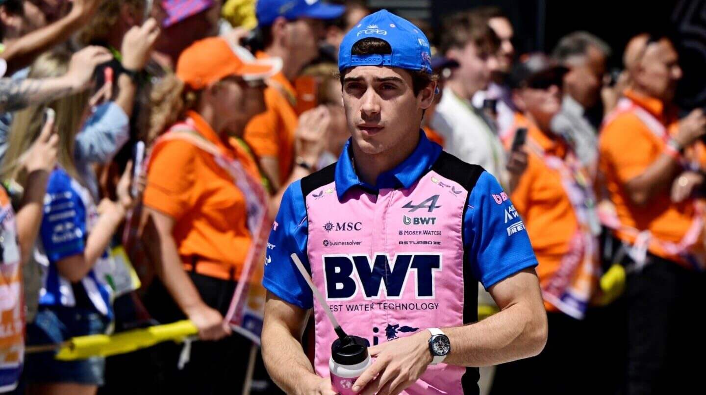 Franco Colapinto con uniforme de Alpine en el circuito de Fórmula 1