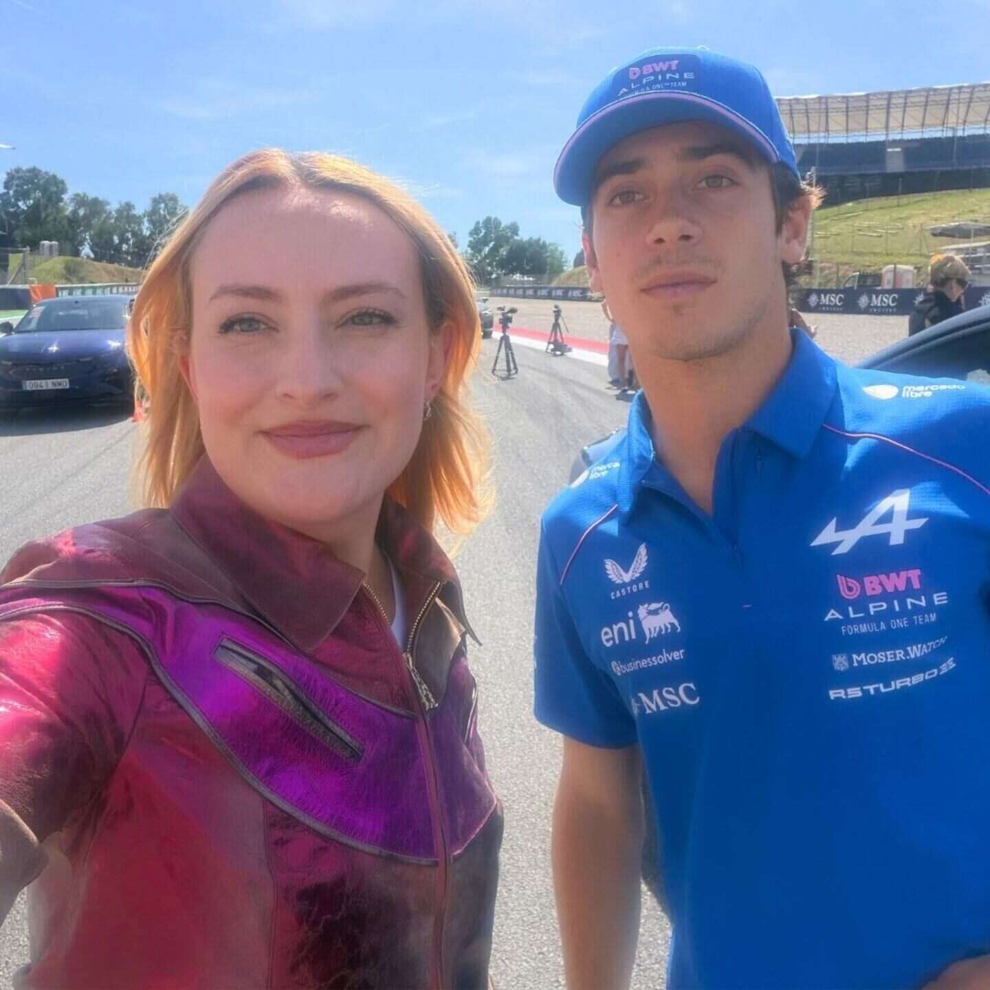 Franco Colapinto posando junto a una comediante británica en el circuito de Fórmula 1 en Hungría