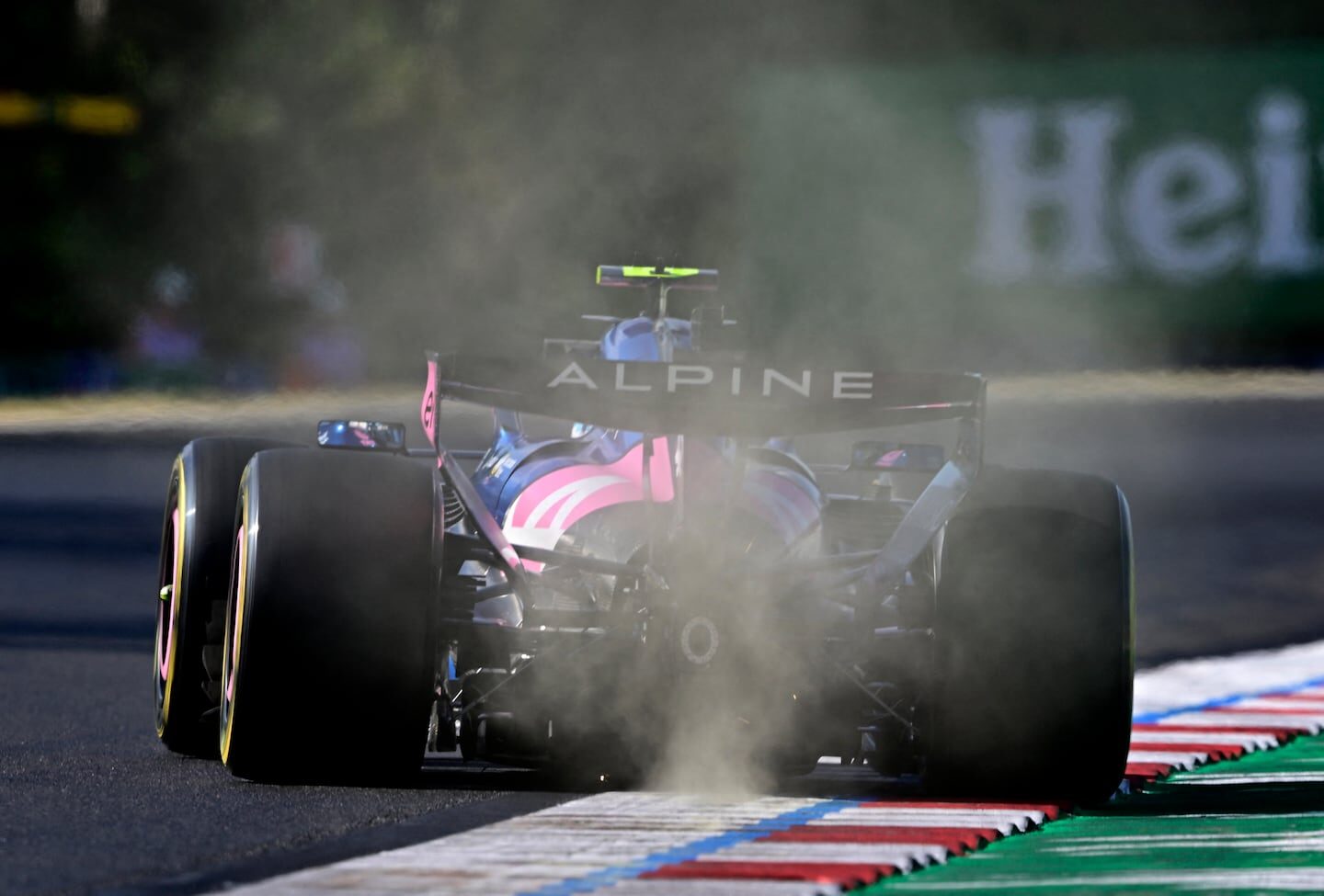 Franco Colapinto compitiendo en el GP de Hungría con su auto de la escudería Alpine, rodeado de humo