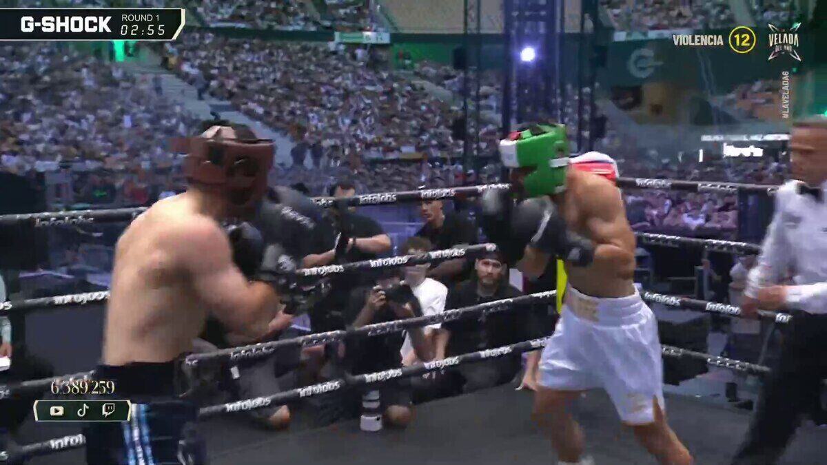 Gastón Edul y Edu Aguirre en combate de boxeo durante La Velada 6