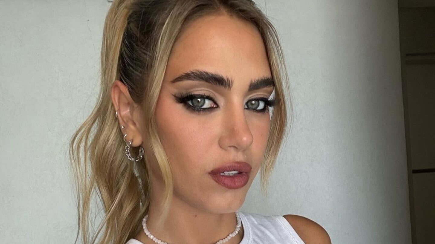Sabrina Cortéz posando con un maquillaje destacado y un peinado elegante