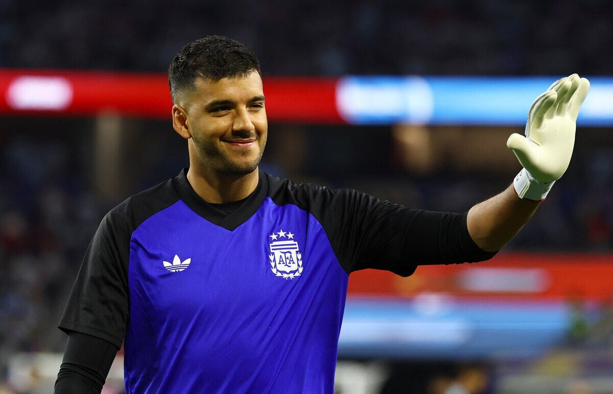 Gerónimo Rulli, arquero argentino, saluda con guantes en un partido
