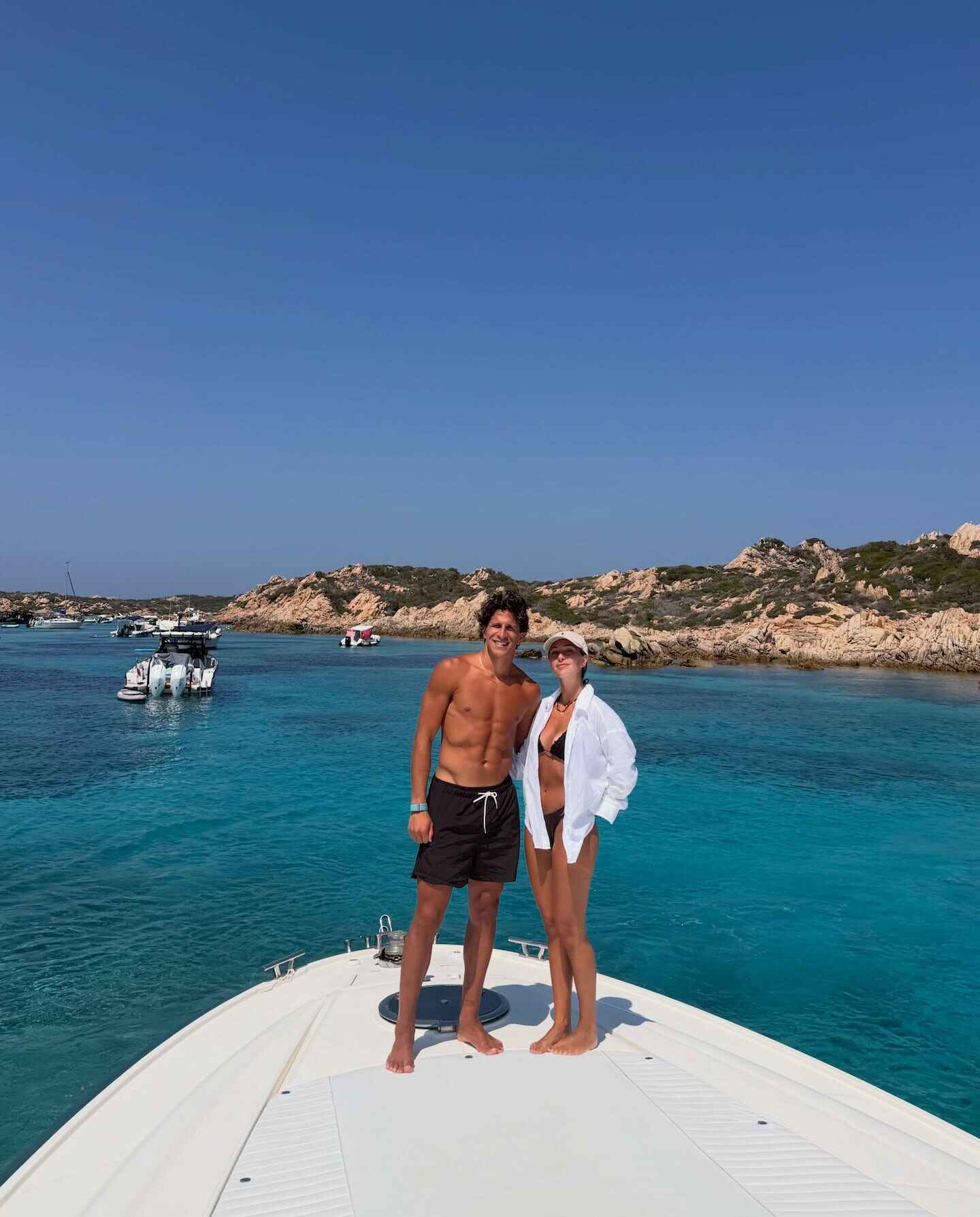 Giuliano Simeone y su novia en un yate en la Costa Esmeralda, Italia