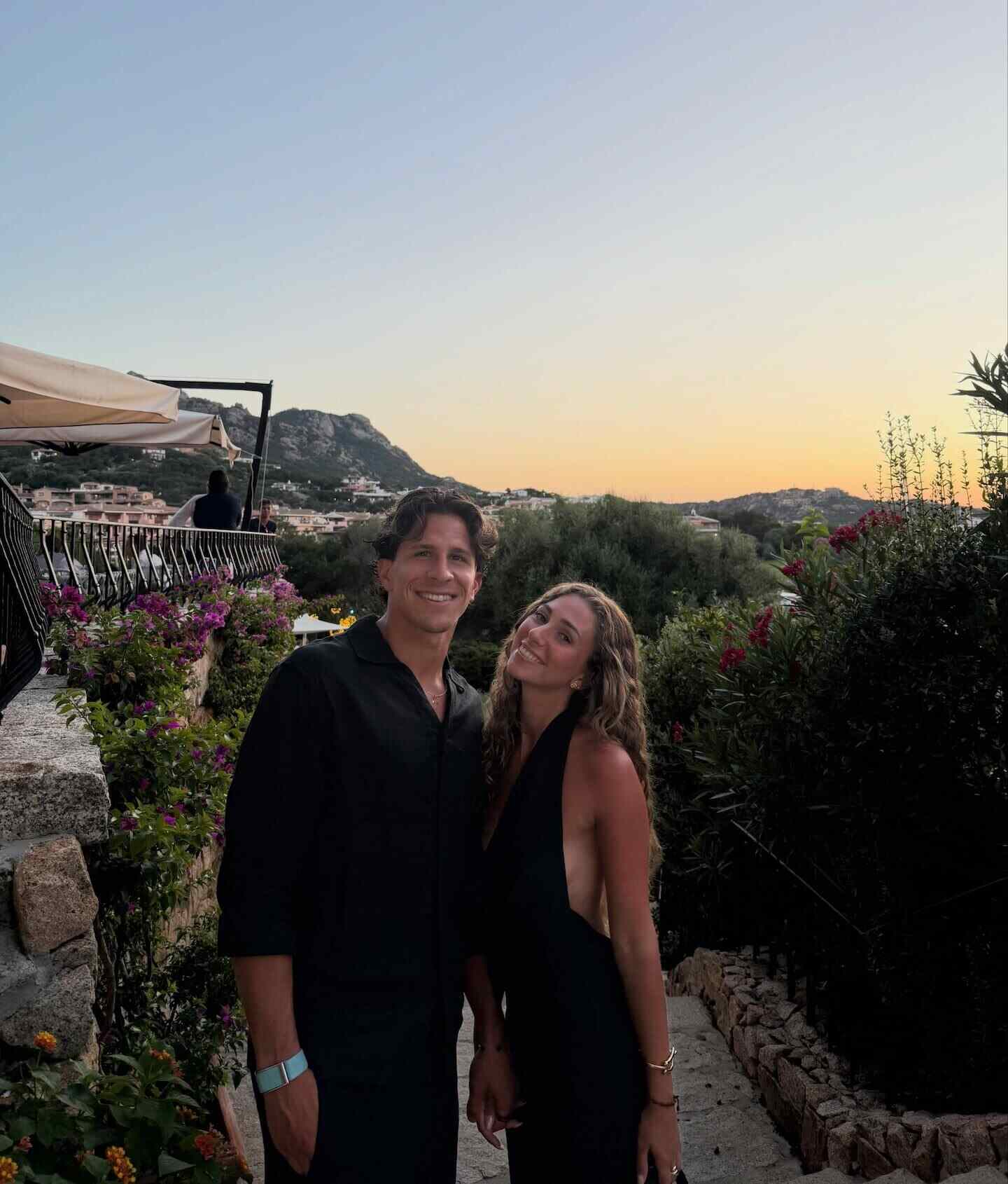 Giuliano Simeone y su novia Irene Ariza posando en la Costa Esmeralda durante sus vacaciones en Italia