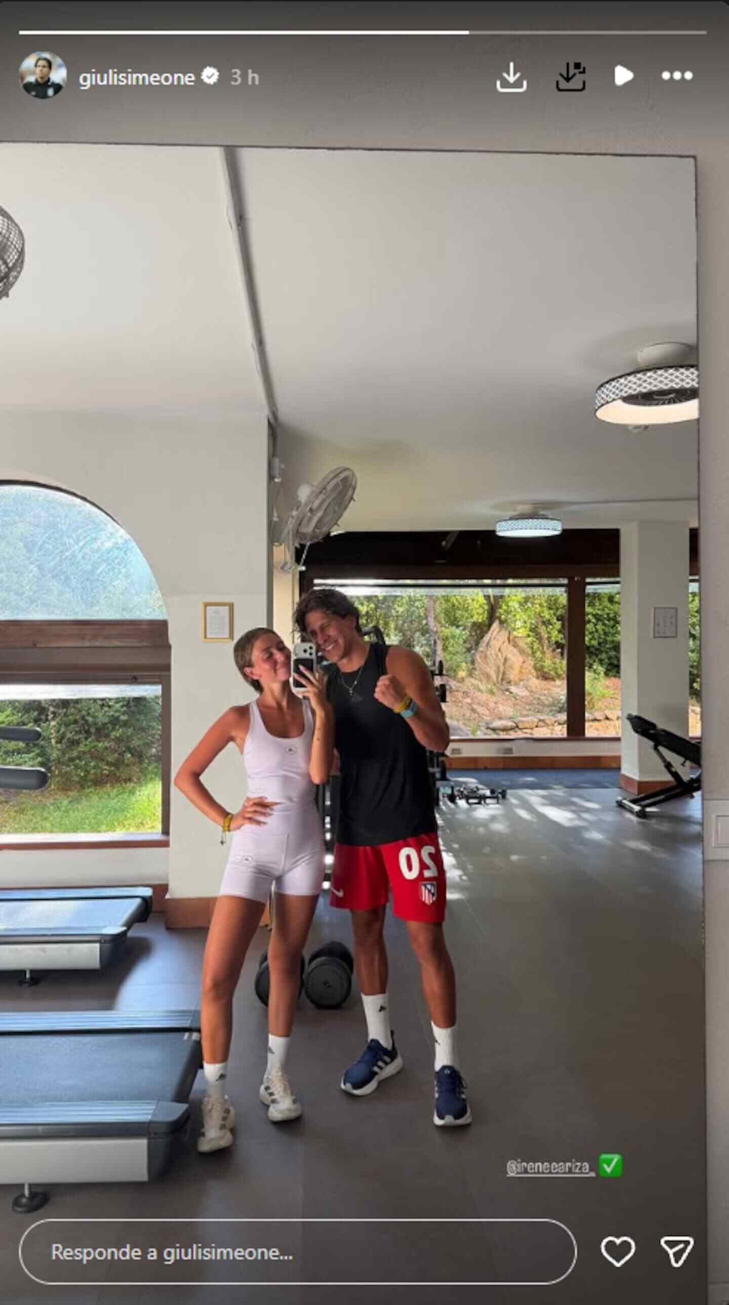 Giuliano Simeone e Irene Ariza posando en un gimnasio durante sus vacaciones en Italia