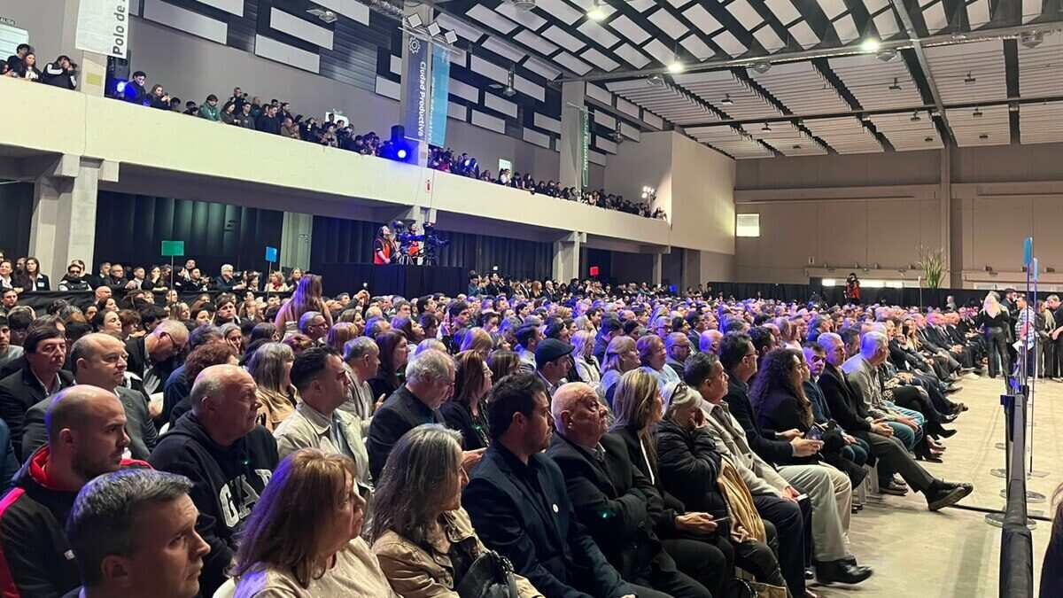 Multitud de asistentes en un evento en Córdoba sobre la eliminación de retenciones agropecuarias