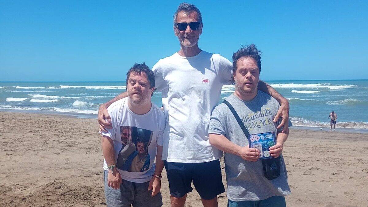 Gustavo Garzón posando en la playa con sus dos hijos mellizos