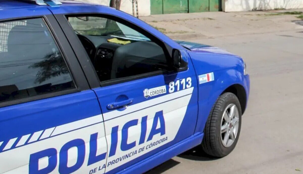 Auto de policía de Córdoba estacionado en la calle