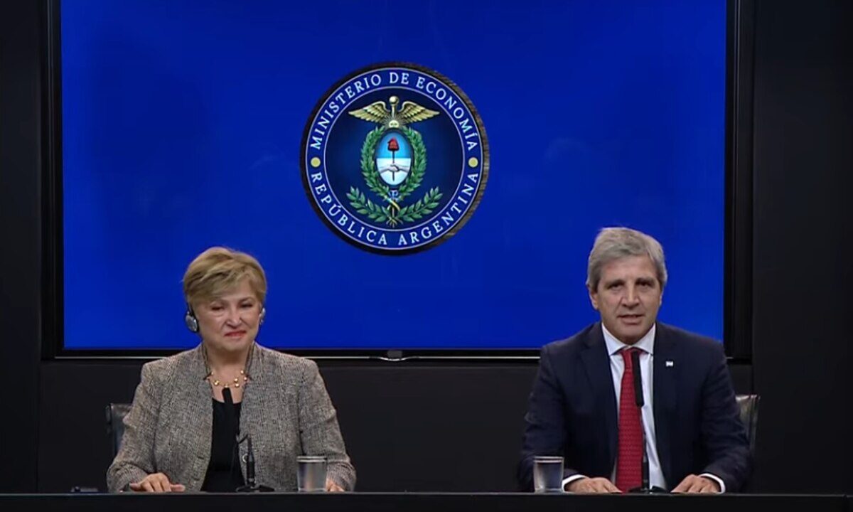 Hernán Lacunza y una colega durante una conferencia de prensa en el Ministerio de Economía de Argentina