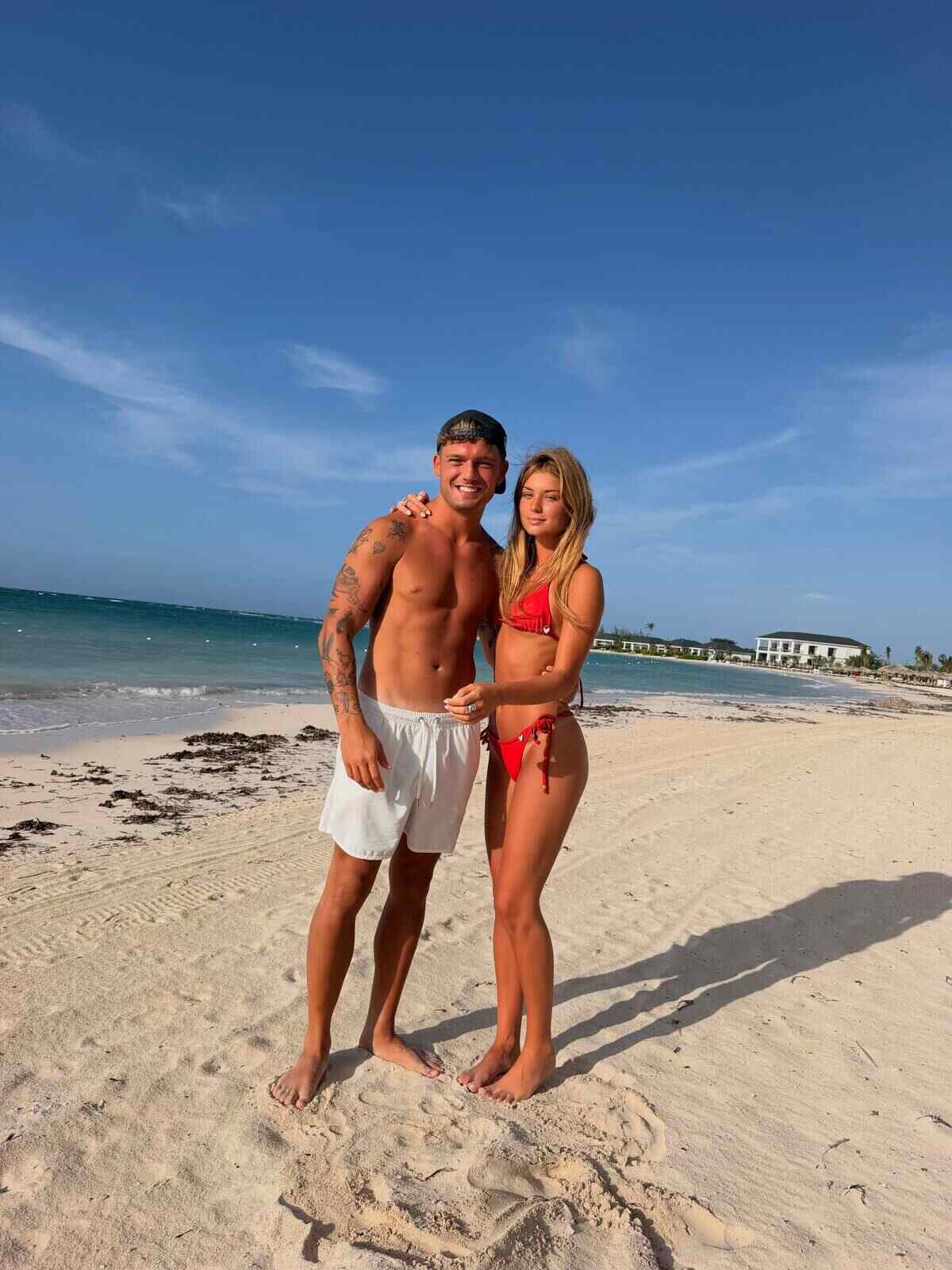 Ian Lucas y Renata Mónaco posando juntos en la playa durante su primer mes de relación