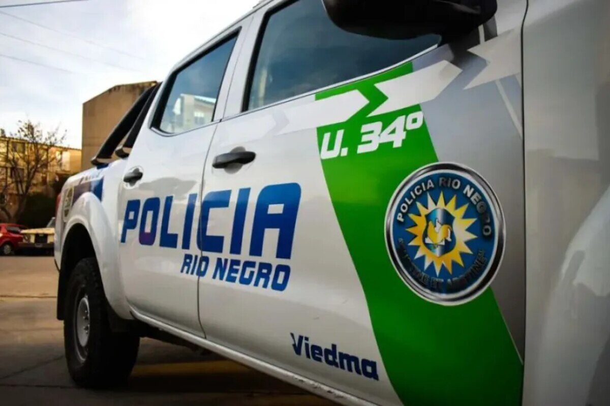 Vehículo de la Policía de Río Negro con insignia y número de unidad