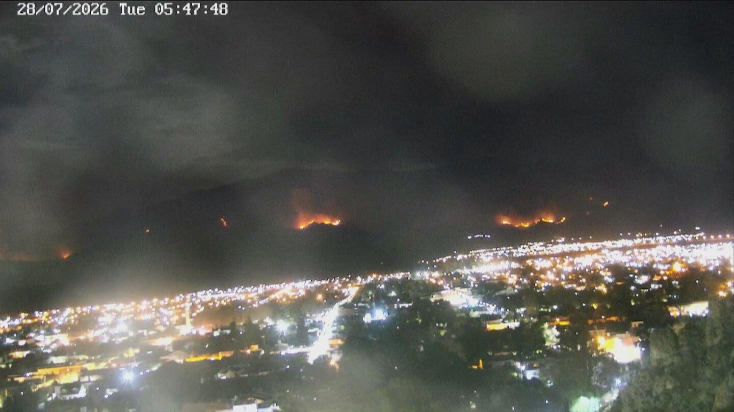 Incendio en Chilecito, La Rioja, con llamas visibles en la montaña y la ciudad iluminada en primer plano