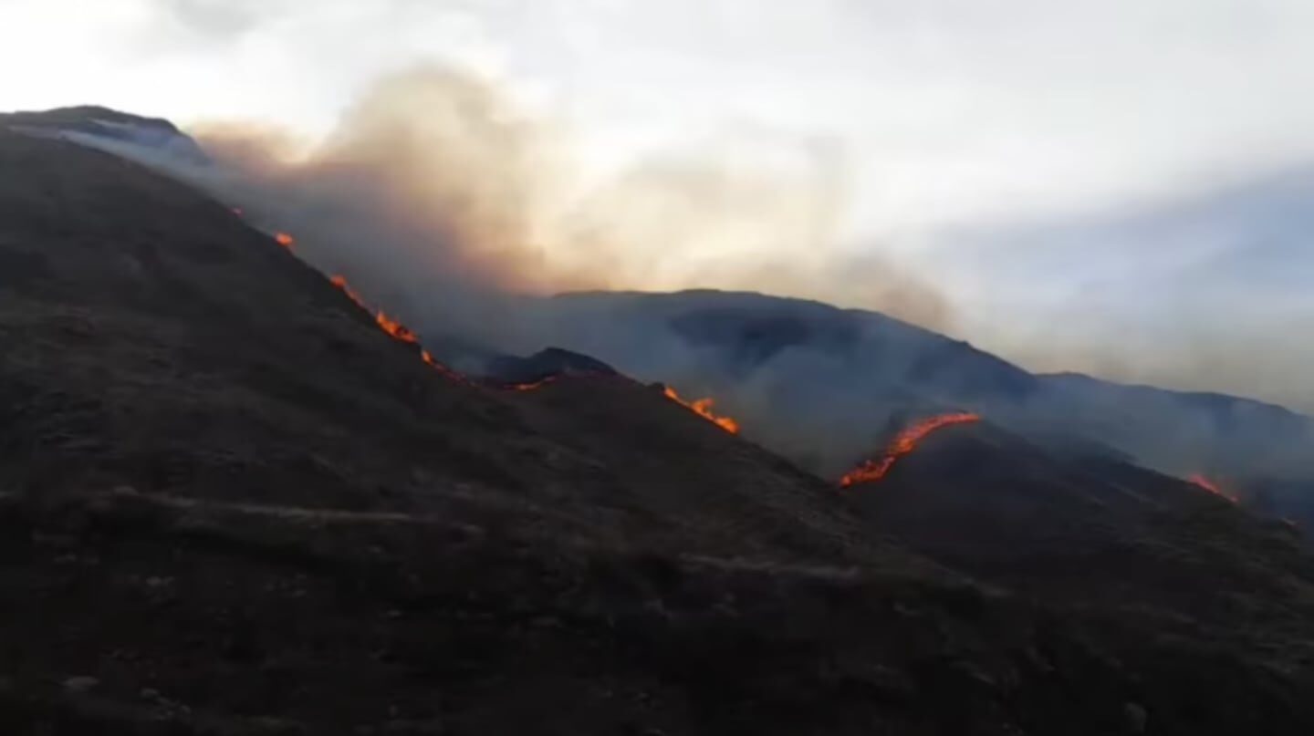 Incendio forestal en Chilecito, La Rioja, con llamas y humo en las montañas