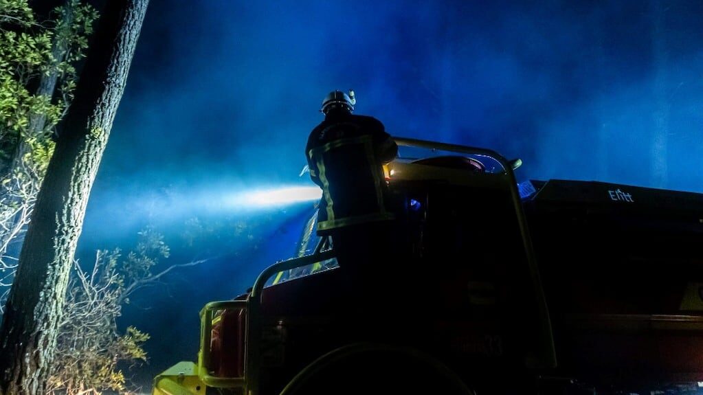 Bomberos combatiendo incendios en Europa