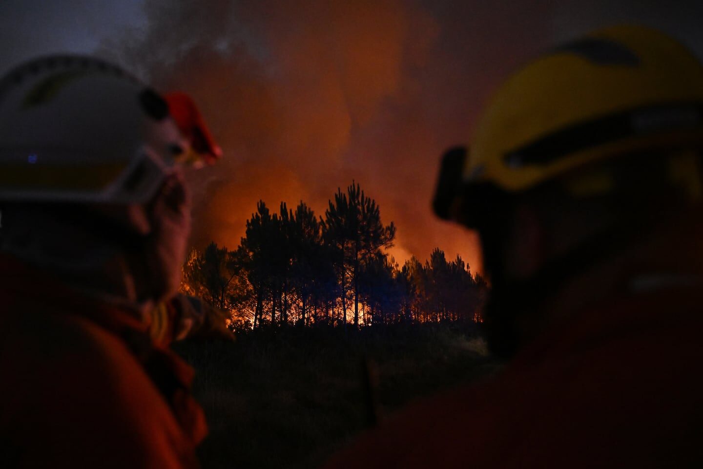 Bomberos observando un incendio forestal en Grecia