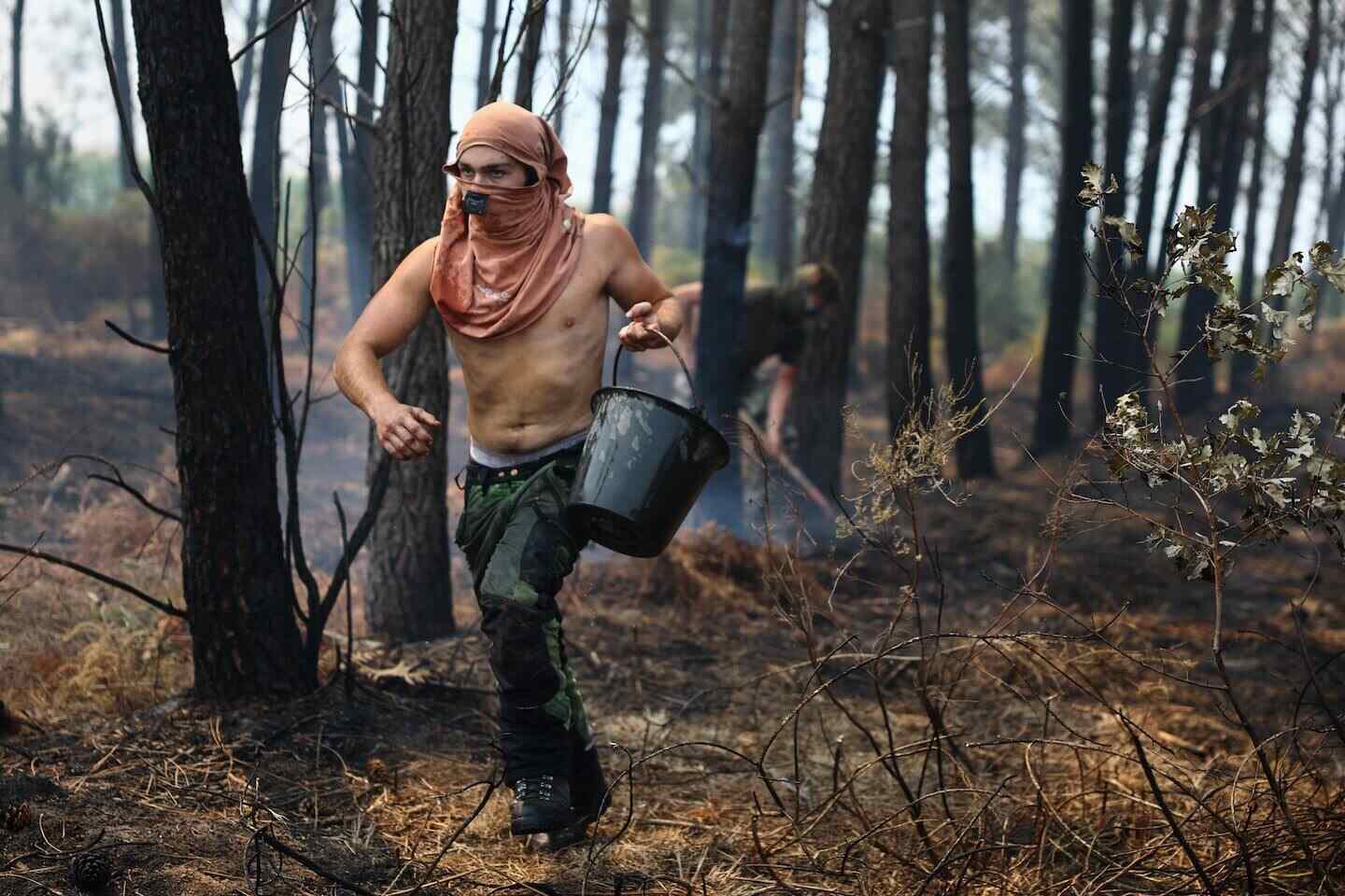Bombero luchando contra incendios forestales en Grecia