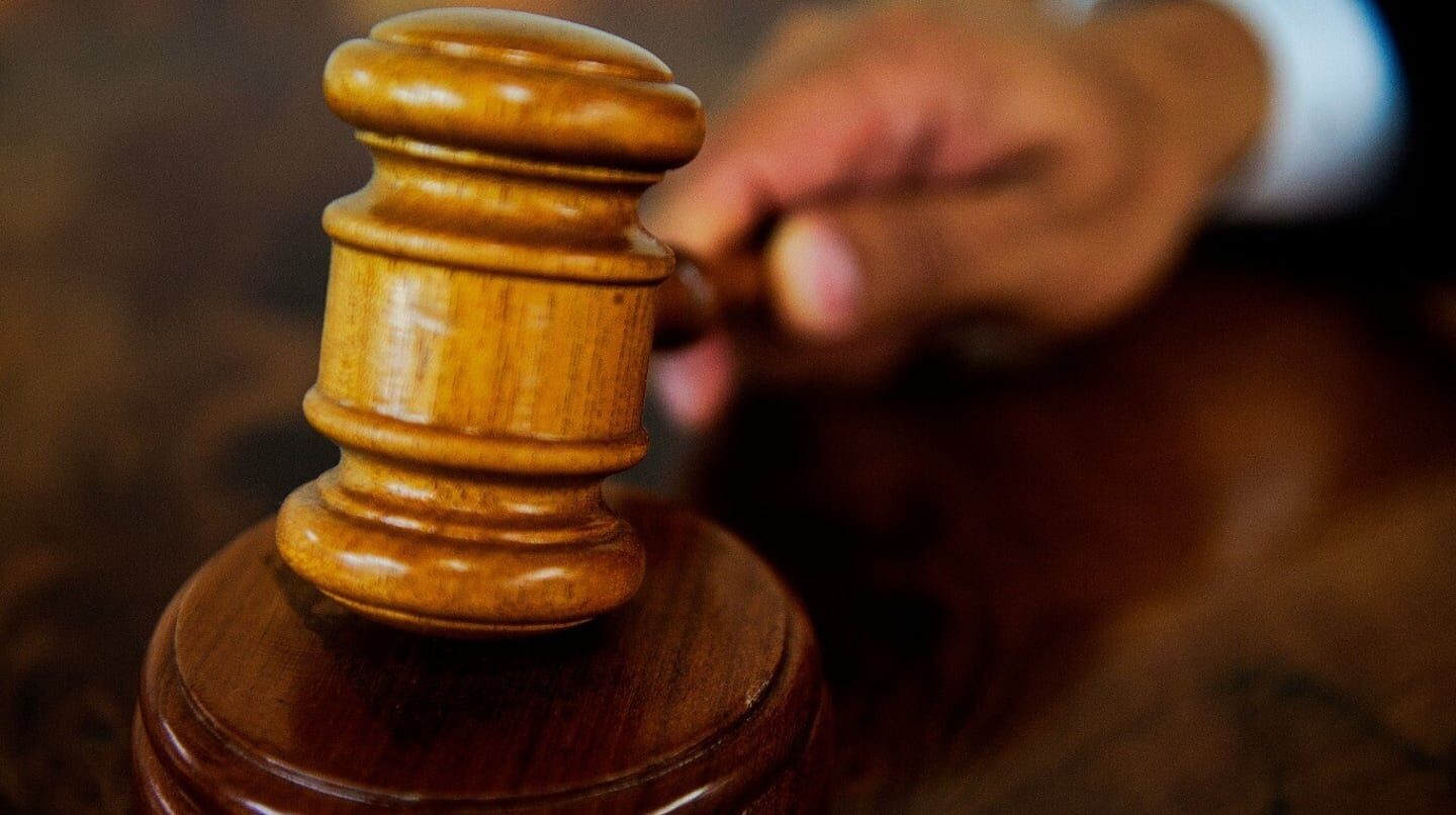 Martillo de juez sobre un estrado en un tribunal