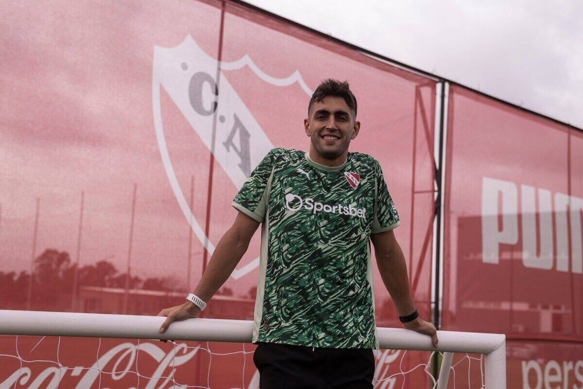 Santiago Mele posando con la camiseta de Independiente frente a una portería