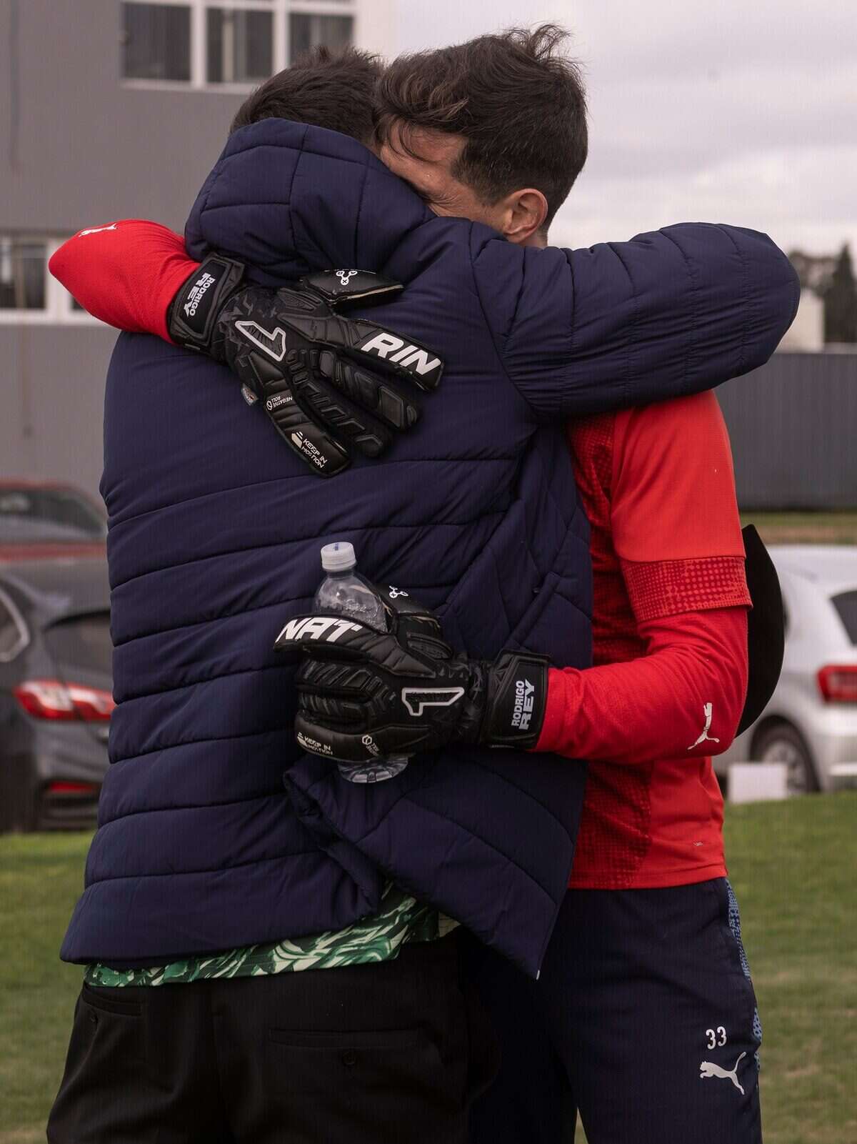 Santiago Mele abrazando a un compañero en el entrenamiento