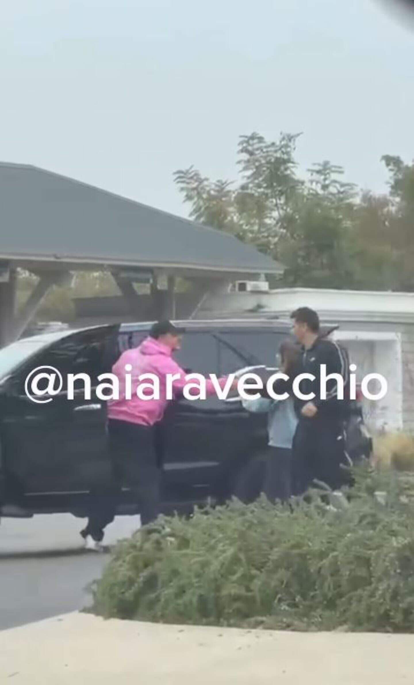 Martín Migueles discutiendo con Mauro Icardi cerca de un vehículo