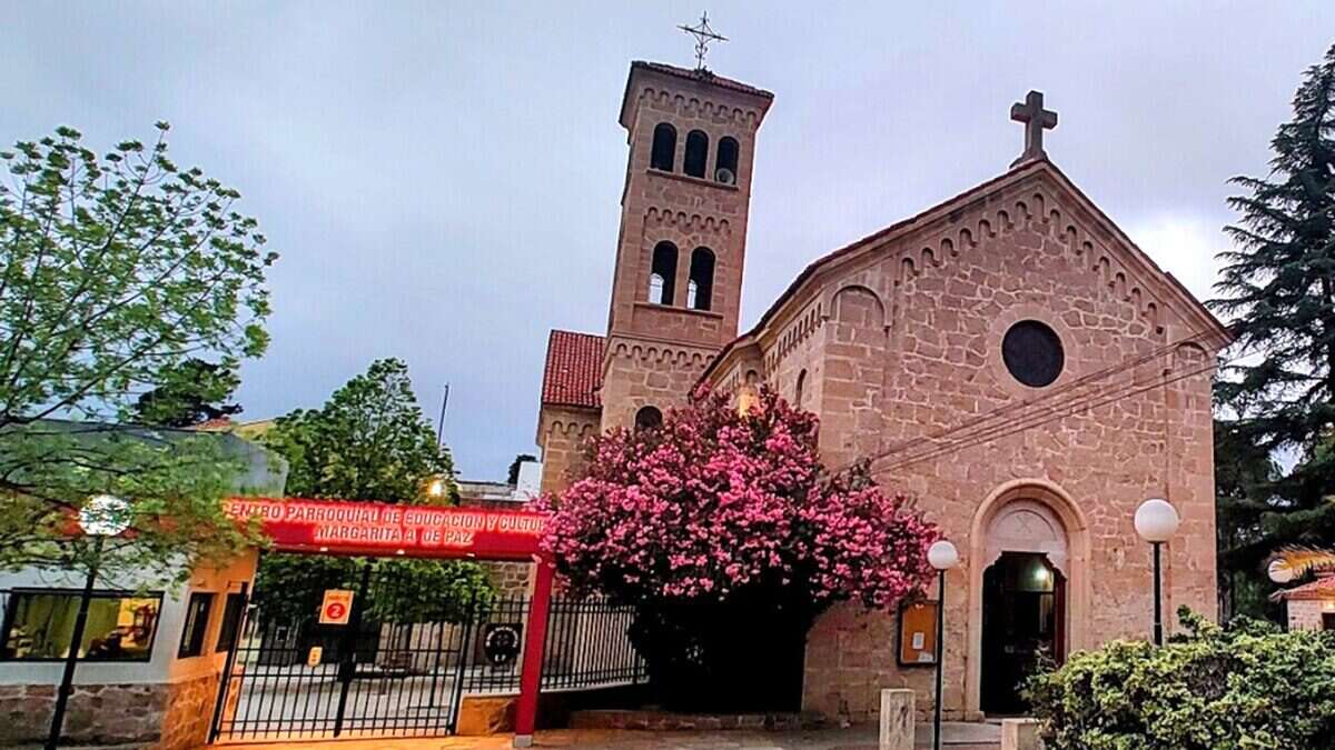 Iglesia con flores y cruz en Córdoba, donde se realizó una misa polémica
