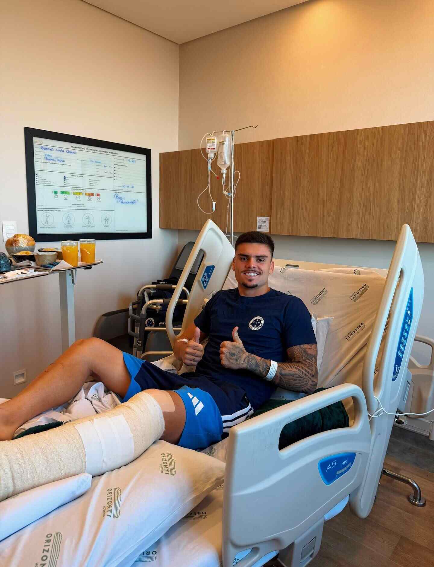 Jugador en cama de hospital con yeso en la pierna tras una lesión