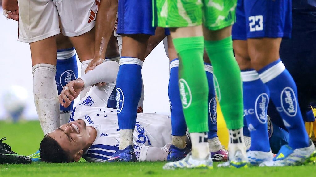 Víctor Gabriel y Gabriel Pec durante un partido de fútbol