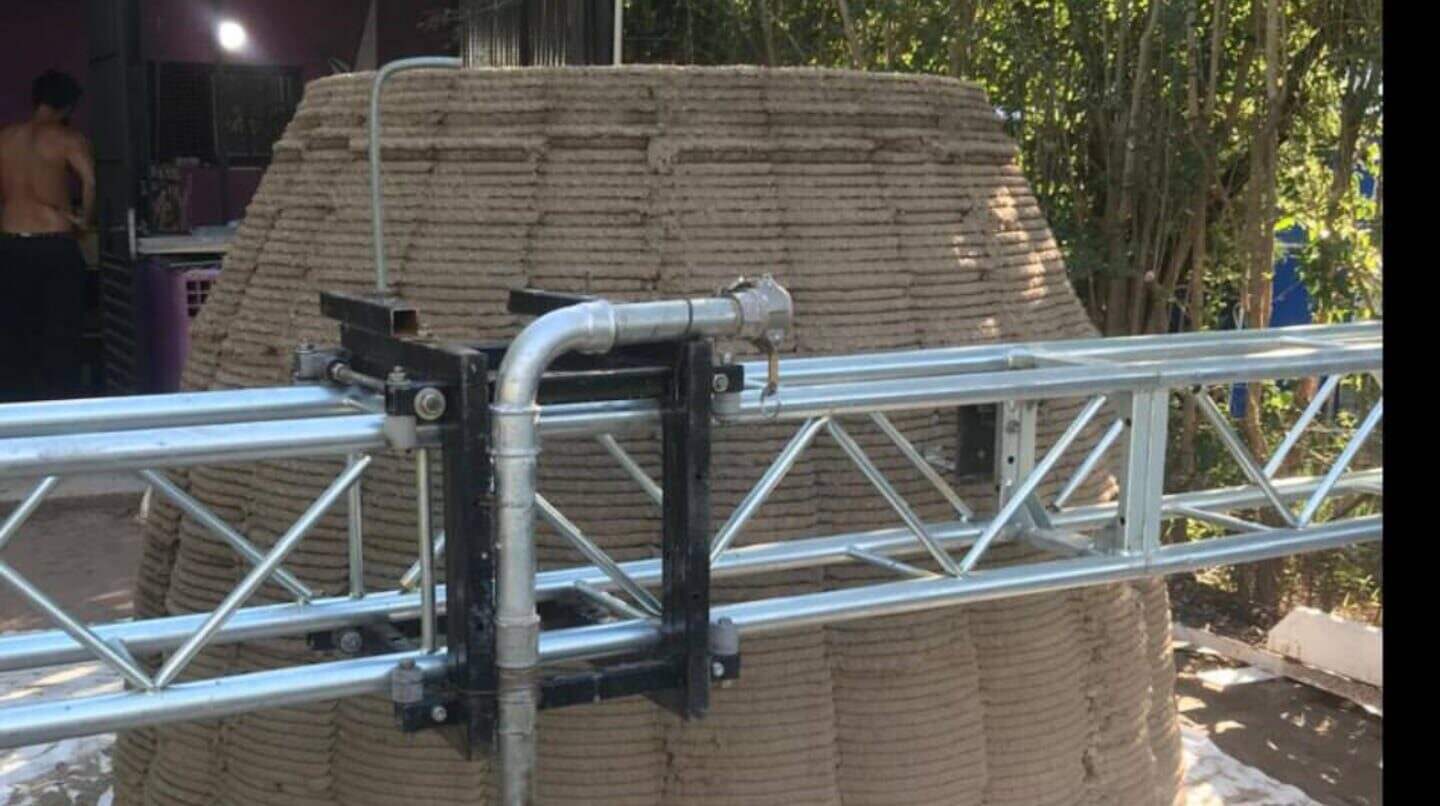 Máquina Barrobot para construcción con barro en Córdoba