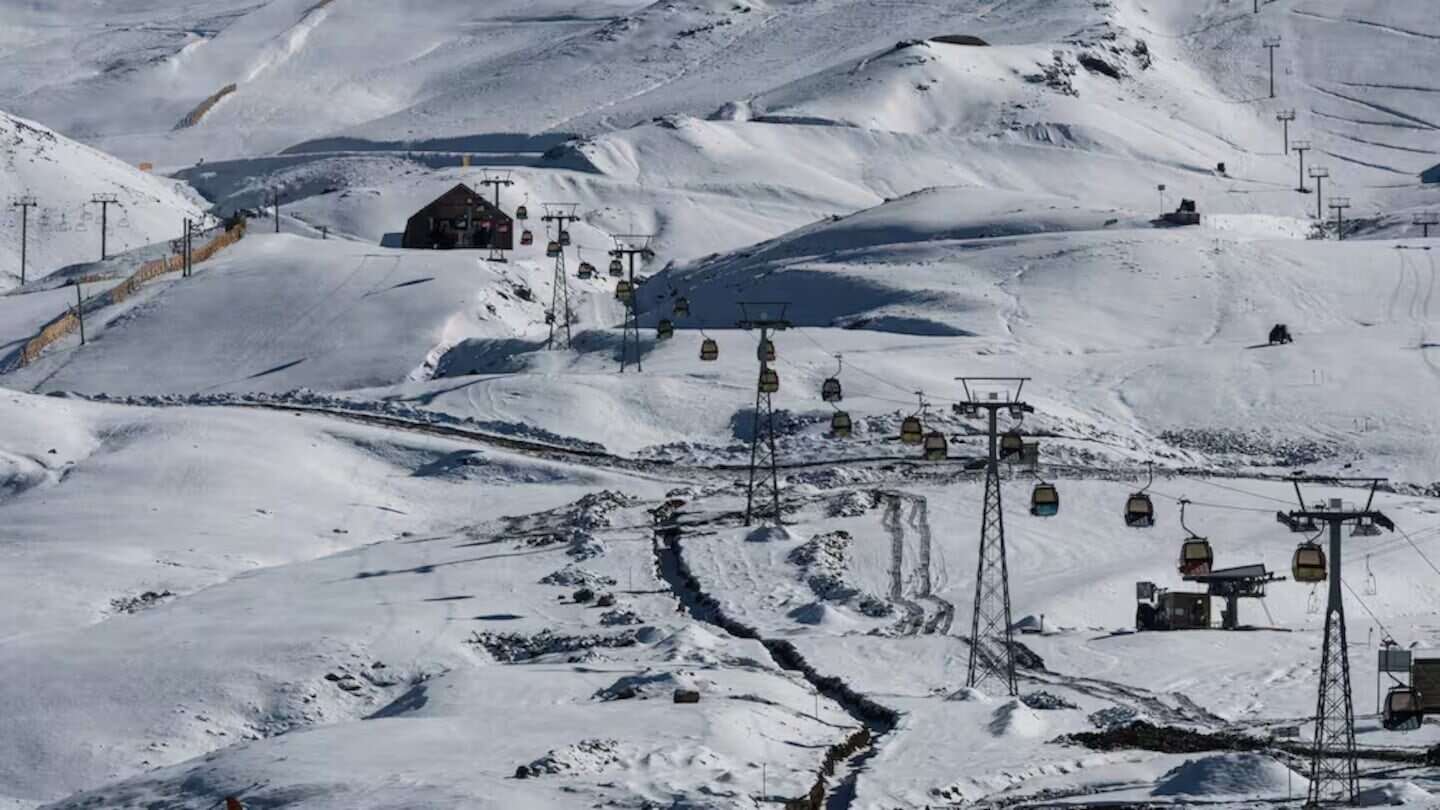 Vista del complejo Valle Nevado cubierto de nieve en Chile