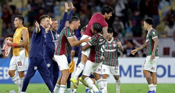 Luciano Acosta en un partido con Fluminense