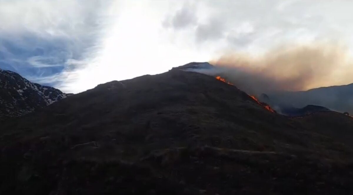 Incendio forestal en el cerro de Guanchín, La Rioja, con humo y llamas visibles