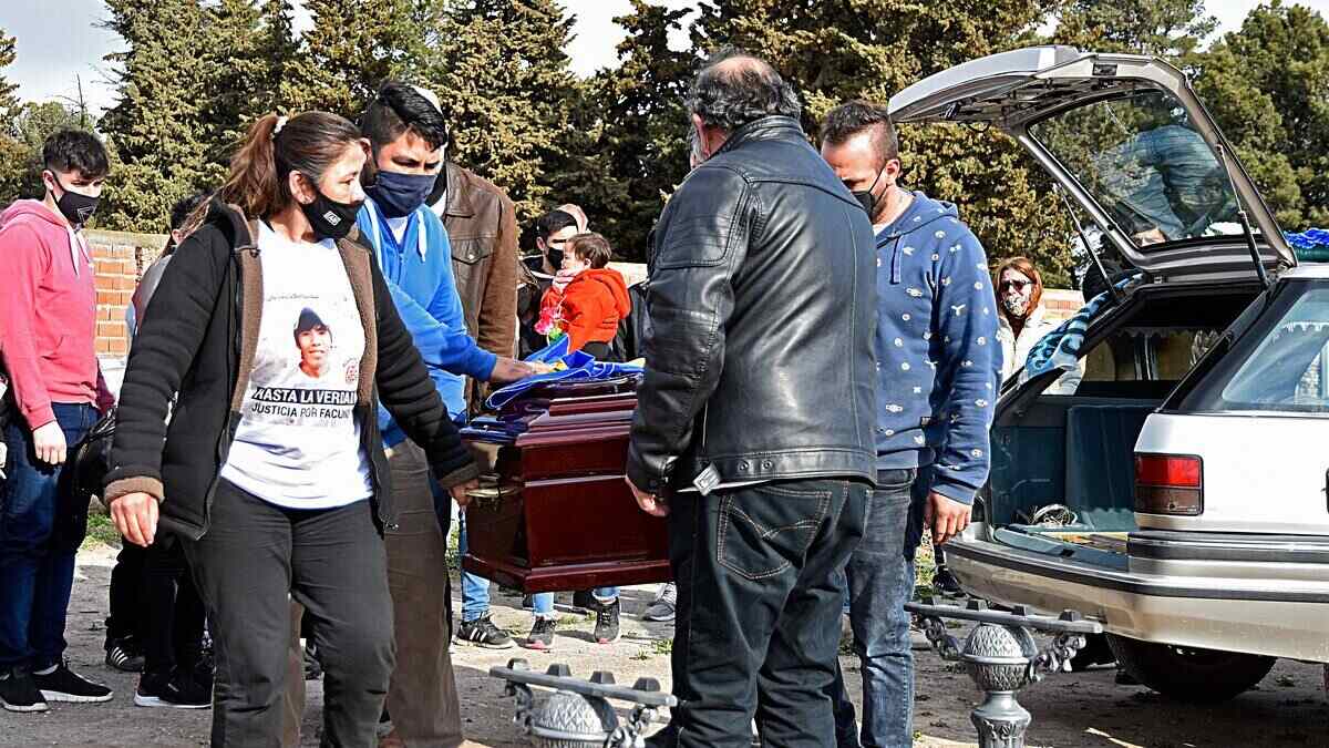 Familiares y amigos transportan un ataúd durante el funeral de Facundo Astudillo Castro