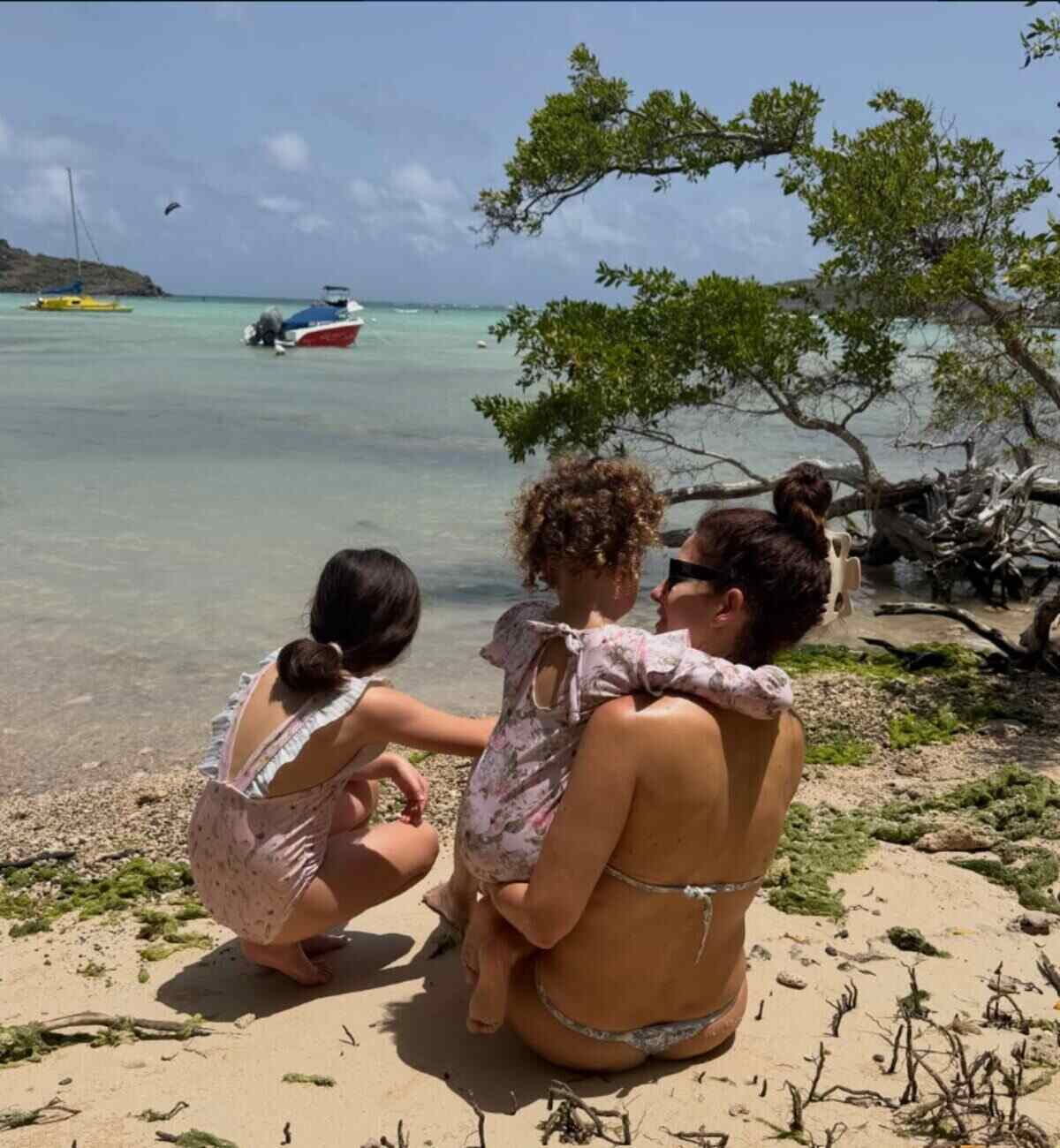 Isabel Macedo en la playa con sus hijas, disfrutando del sol y el mar