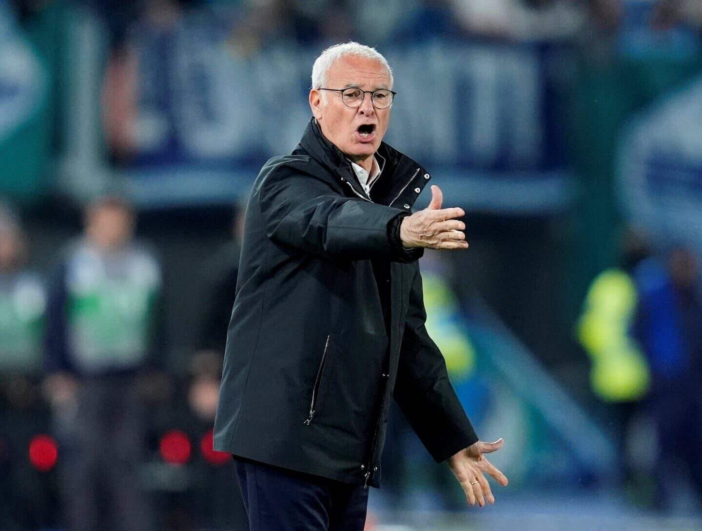 Claudio Ranieri dirigiendo a la selección italiana de fútbol